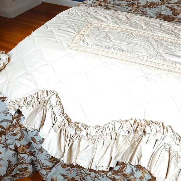 Vintage linen ruffled lace footwearing quilt bed scarf